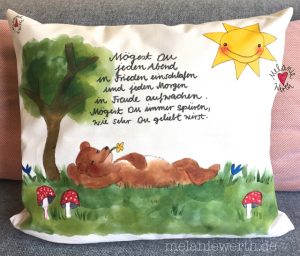 schlafender Bär unter einem Baum