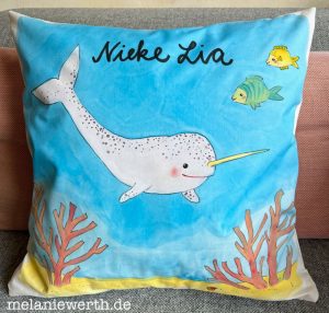 Narwal Kissenbezug mit einem Krafttier, gemalt von Melanie Werth