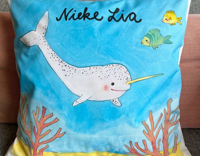 Beluga Wal Kissenbezug mit einem Krafttier, gemalt von Melanie Werth