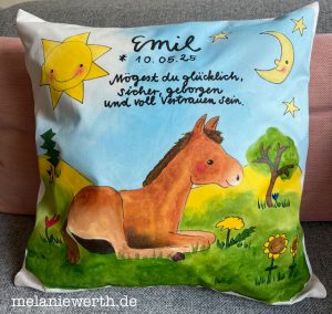 liegendes Fohlen Geschenk zur Geburt, Kuschelkissen Baby, Fohlen, Segenswunsch Geburt