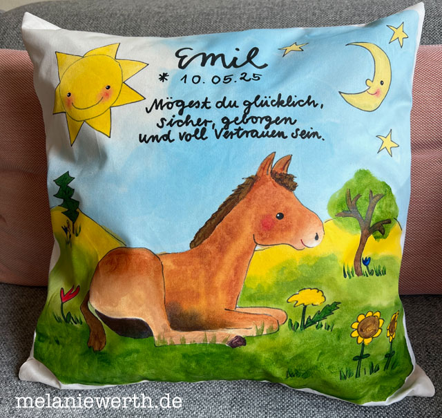 liegendes Fohlen Geschenk zur Geburt, Kuschelkissen Baby, Fohlen, Segenswunsch Geburt