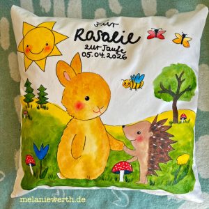 Kuschelkissen, Geschenk zur Taufe mit Hase und Igel, gemalt von Melanie Werth