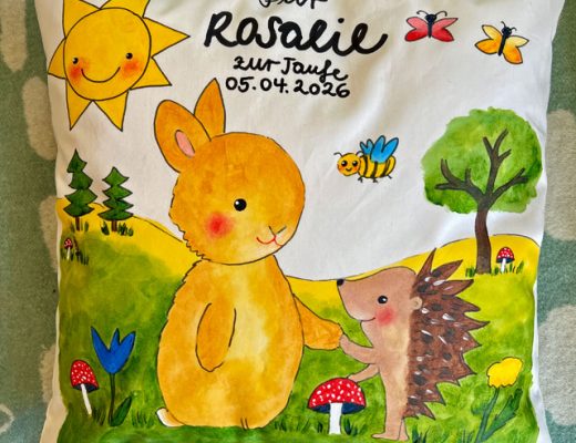 Kuschelkissen, Geschenk zur Taufe mit Hase und Igel, gemalt von Melanie Werth
