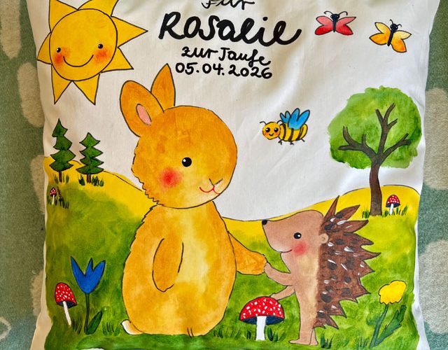 Kuschelkissen, Geschenk zur Taufe mit Hase und Igel, gemalt von Melanie Werth
