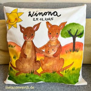 Känguru Familie, Kissen zur Geburt, gemalt von Melanie Werth
