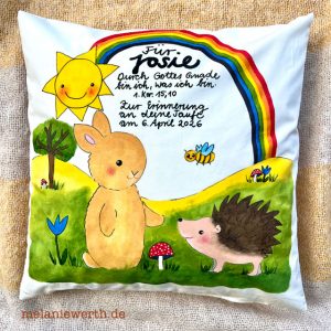 Kuschelkissen Hase und Igel mit Regenbogen und Taufspruch, handbemalt zur Taufe
