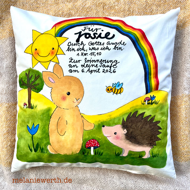 Kuschelkissen Hase und Igel mit Regenbogen und Taufspruch, handbemalt zur Taufe