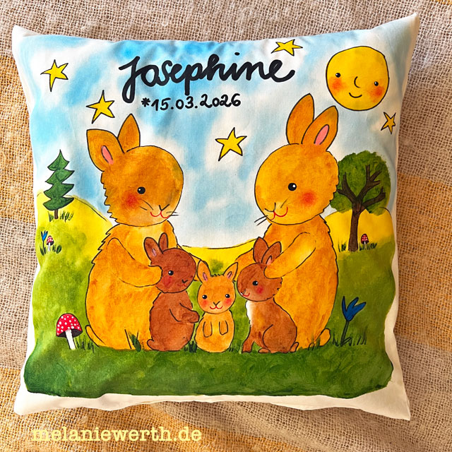 Kinderreiche Kaninchenfamilie, handbemaltes Kissen, Geburtsgeschenk für das dritte Kind