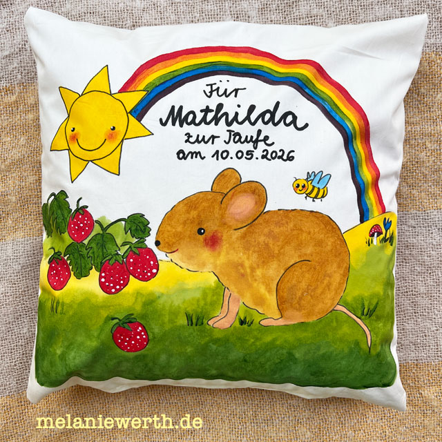 Erdbeermaus zur Taufe, Kissenbezug aus Bio-Baumwolle, handgemaltes Taufgeschenk