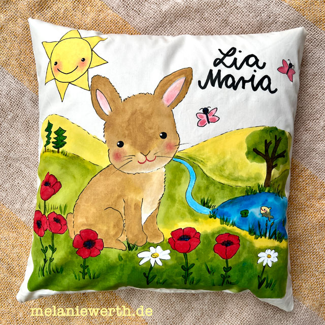 Kaninchen im Mohn, individuell bemaltes Kissen zur Geburt